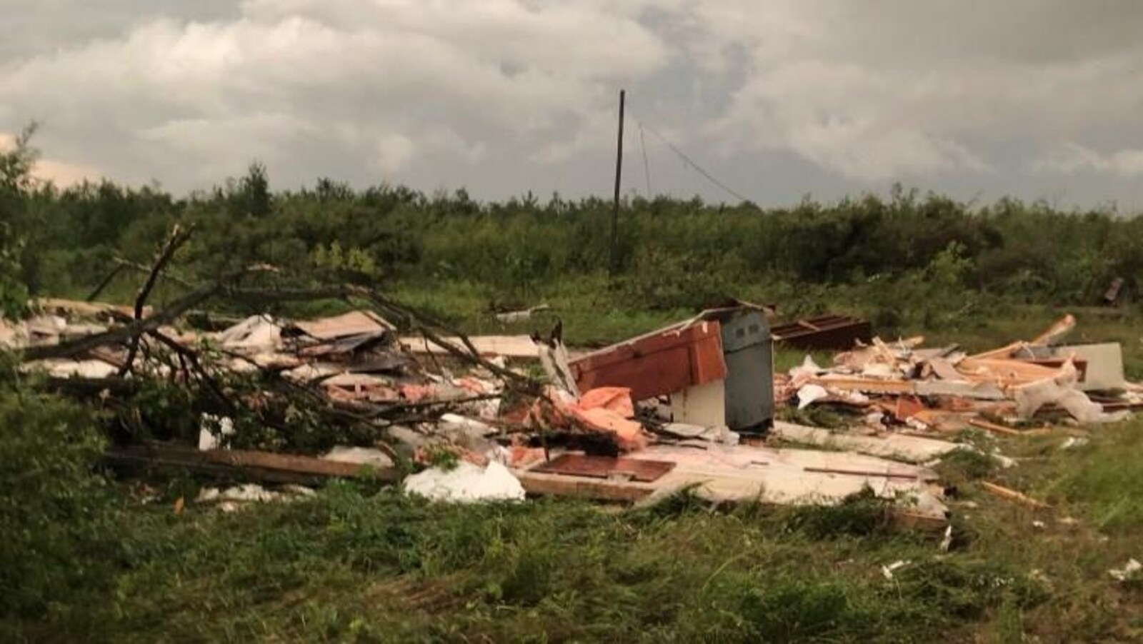 Des bâtiments détruits après le passage d'une tornade au Manitoba.