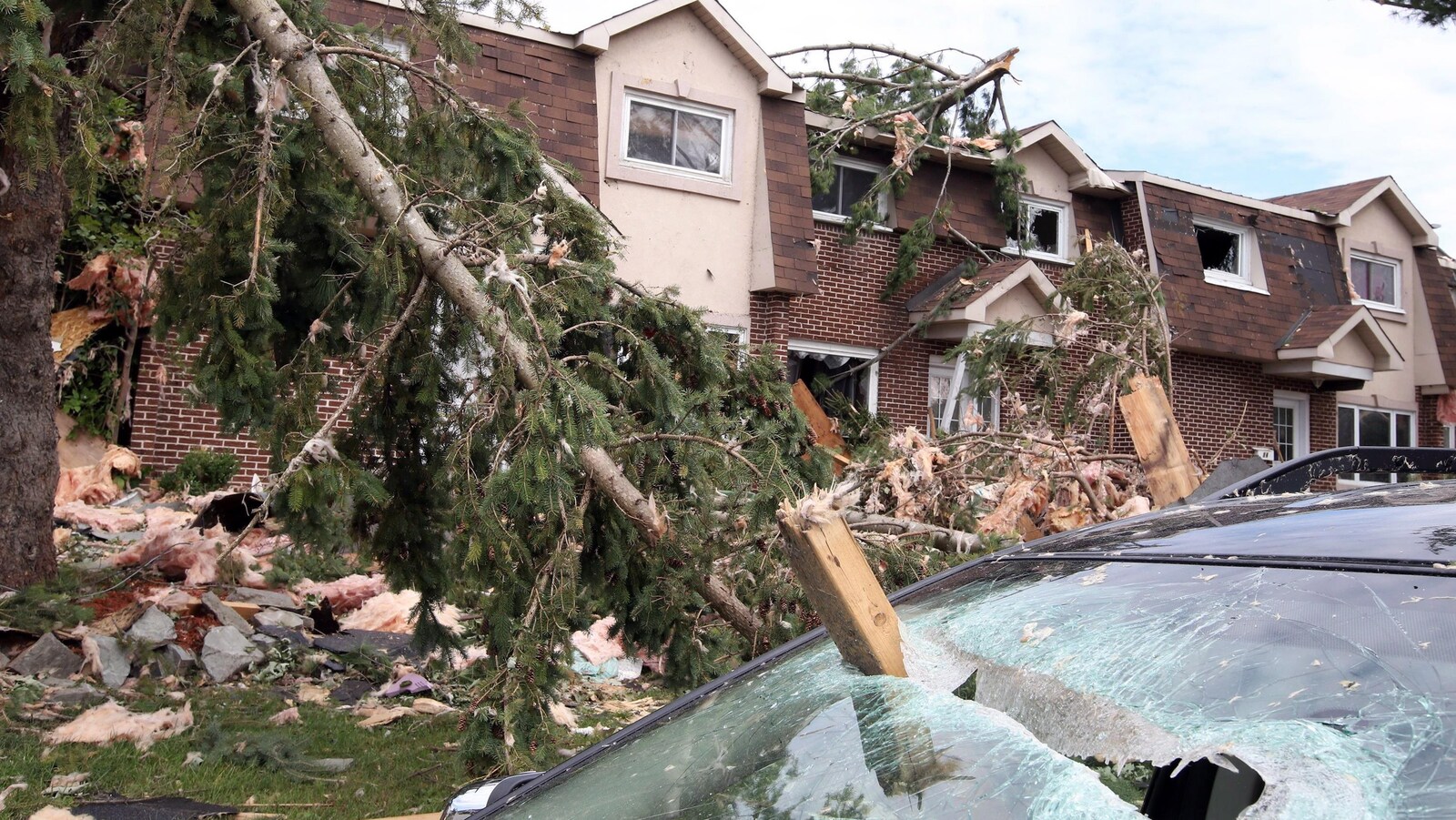 Un morceau de bois a traversé le pare-brise d'une voiture à Gatineau.