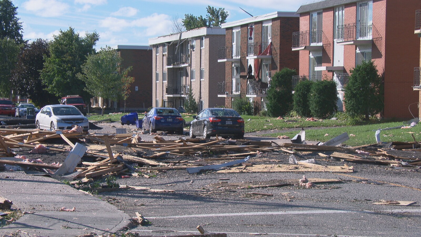 De nombreux débris sur une rue du secteur Mont-Bleu.