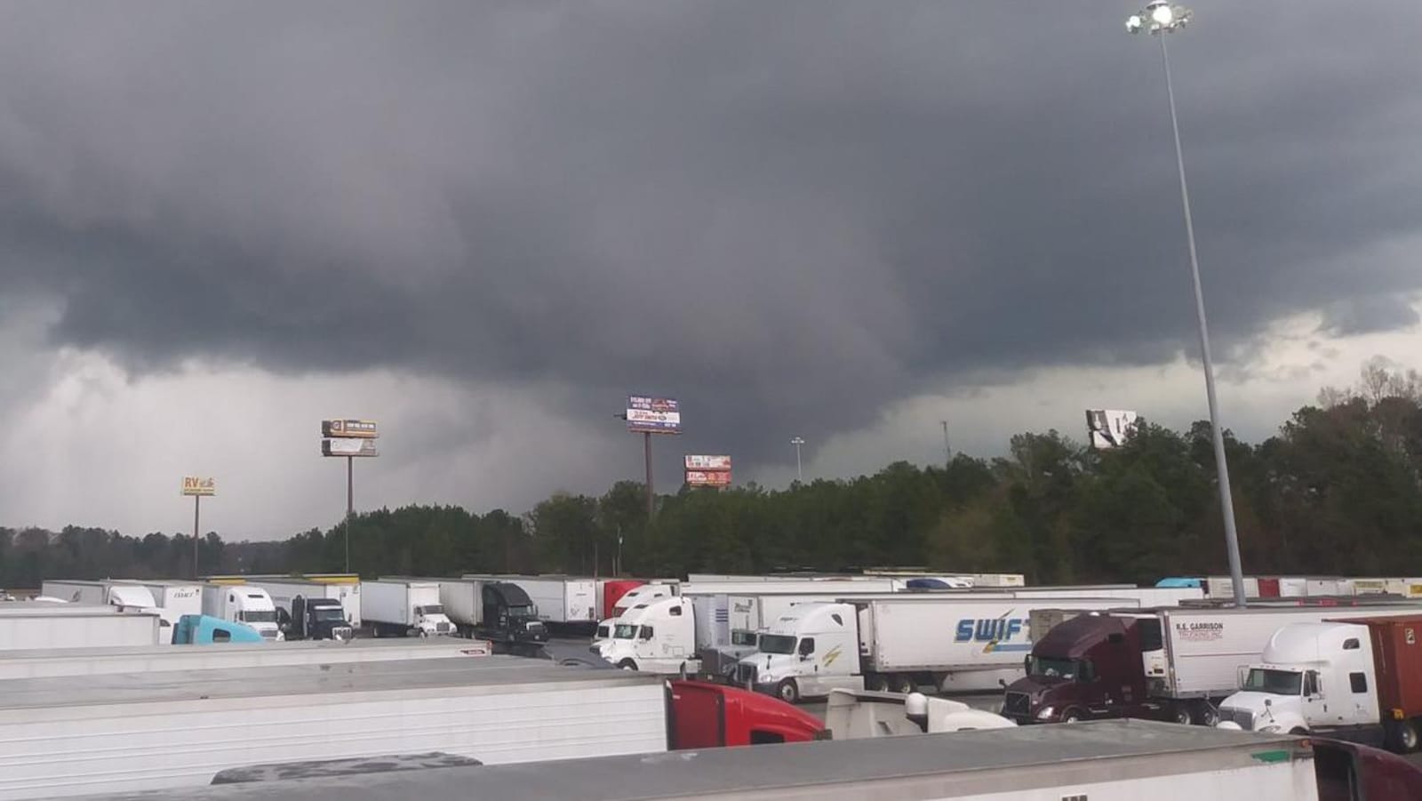 Une violente tornade fait au moins 23 morts en Alabama — Etats-Unis