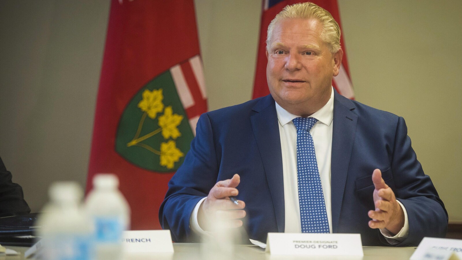 Doug Ford assis à une table