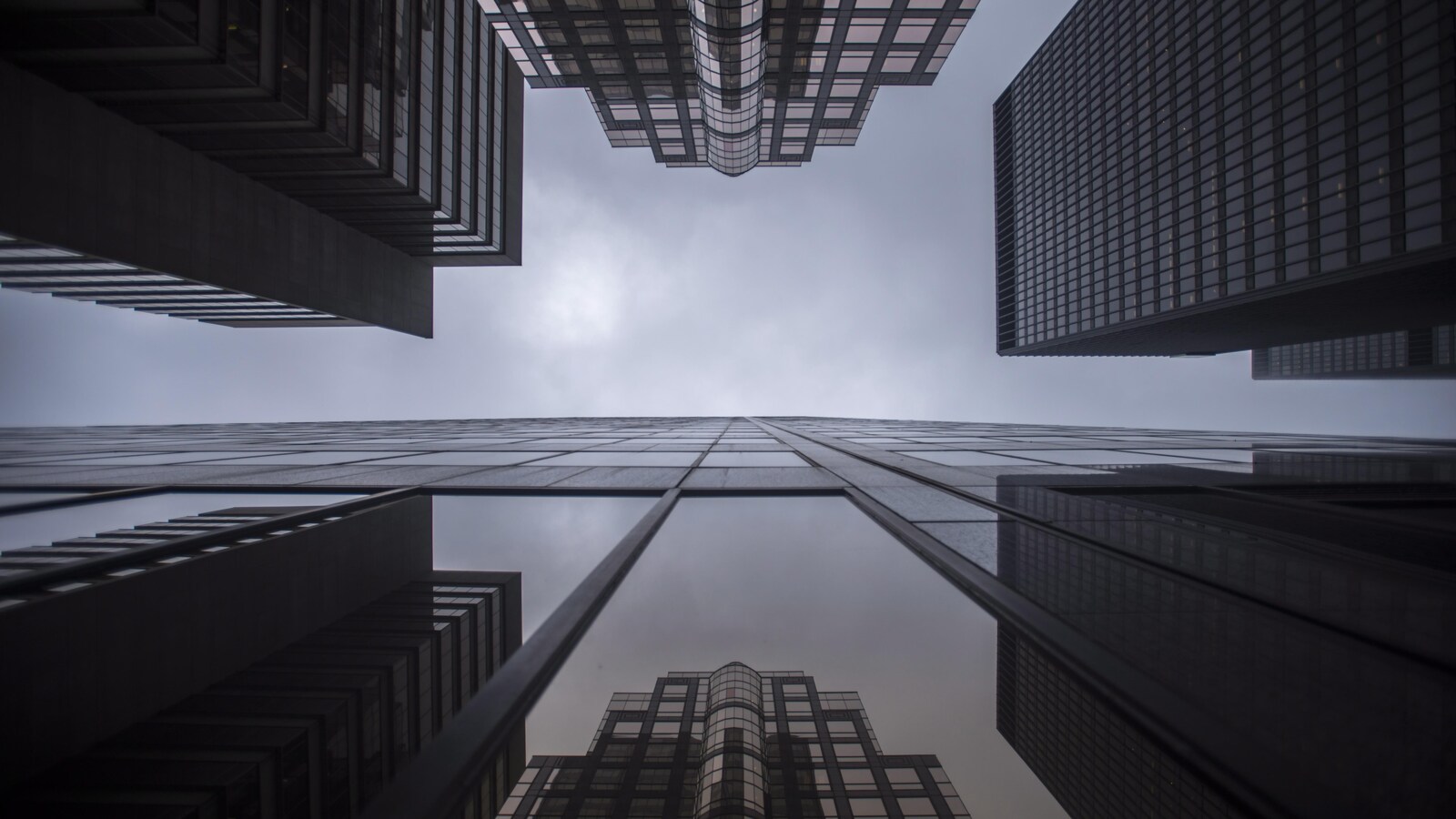 Vue en contre-plongée du quartier financier de Toronto.