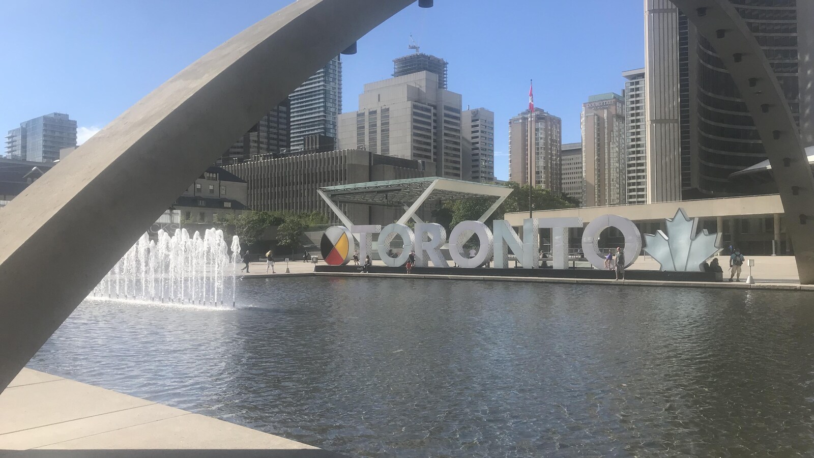 Hôtel de Ville avec l'inscription Toronto devant les jets d'eau