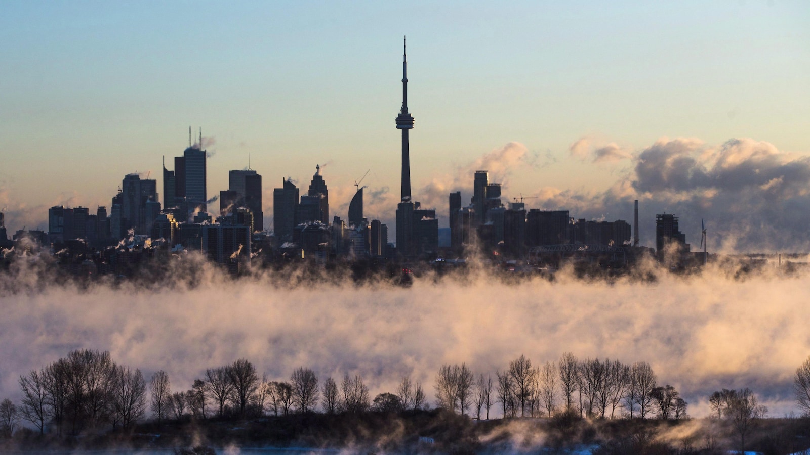 La ligne d'horizon de Toronto couverte d'une épaisse couche de brouillard