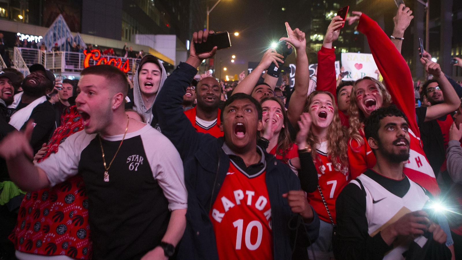 Des partisans célèbrent la victoire des Raptors de Toronto.