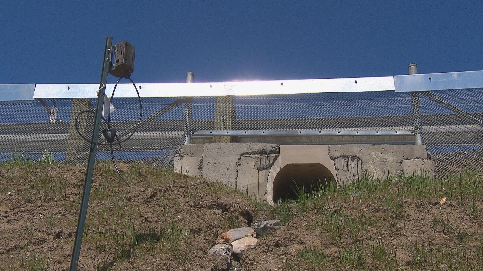 Le passage est constitué d'un tunnel de béton polymère.