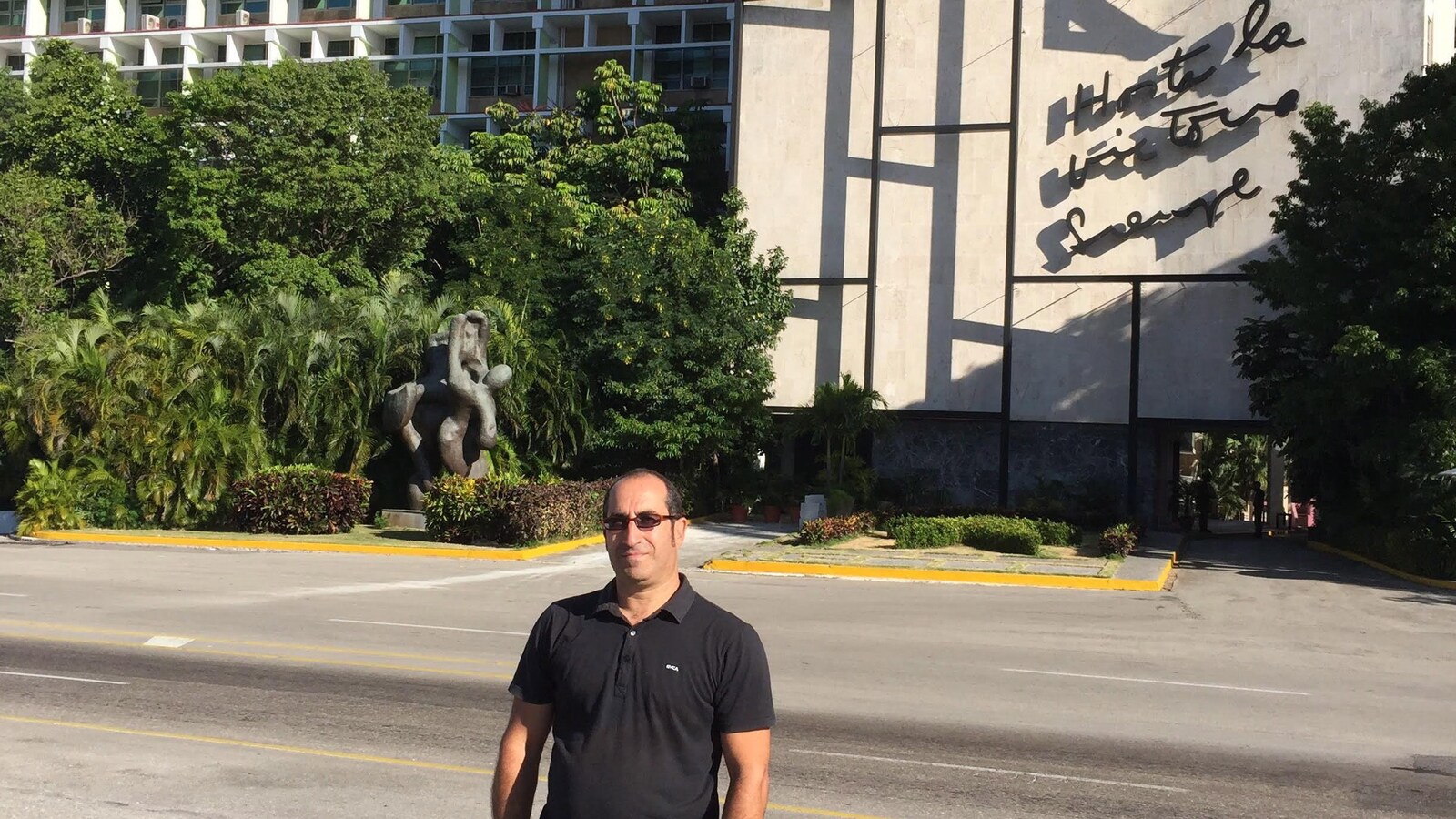 Toufik Benhamiche pose dans une rue de Cuba.