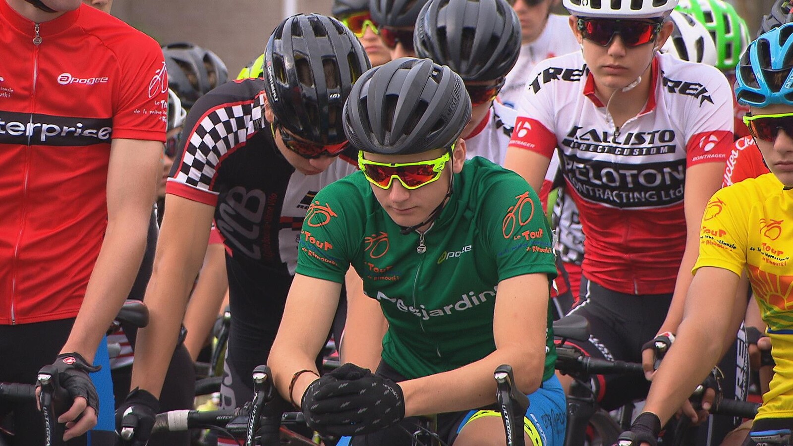 De jeunes cyclistes attendent le départ.