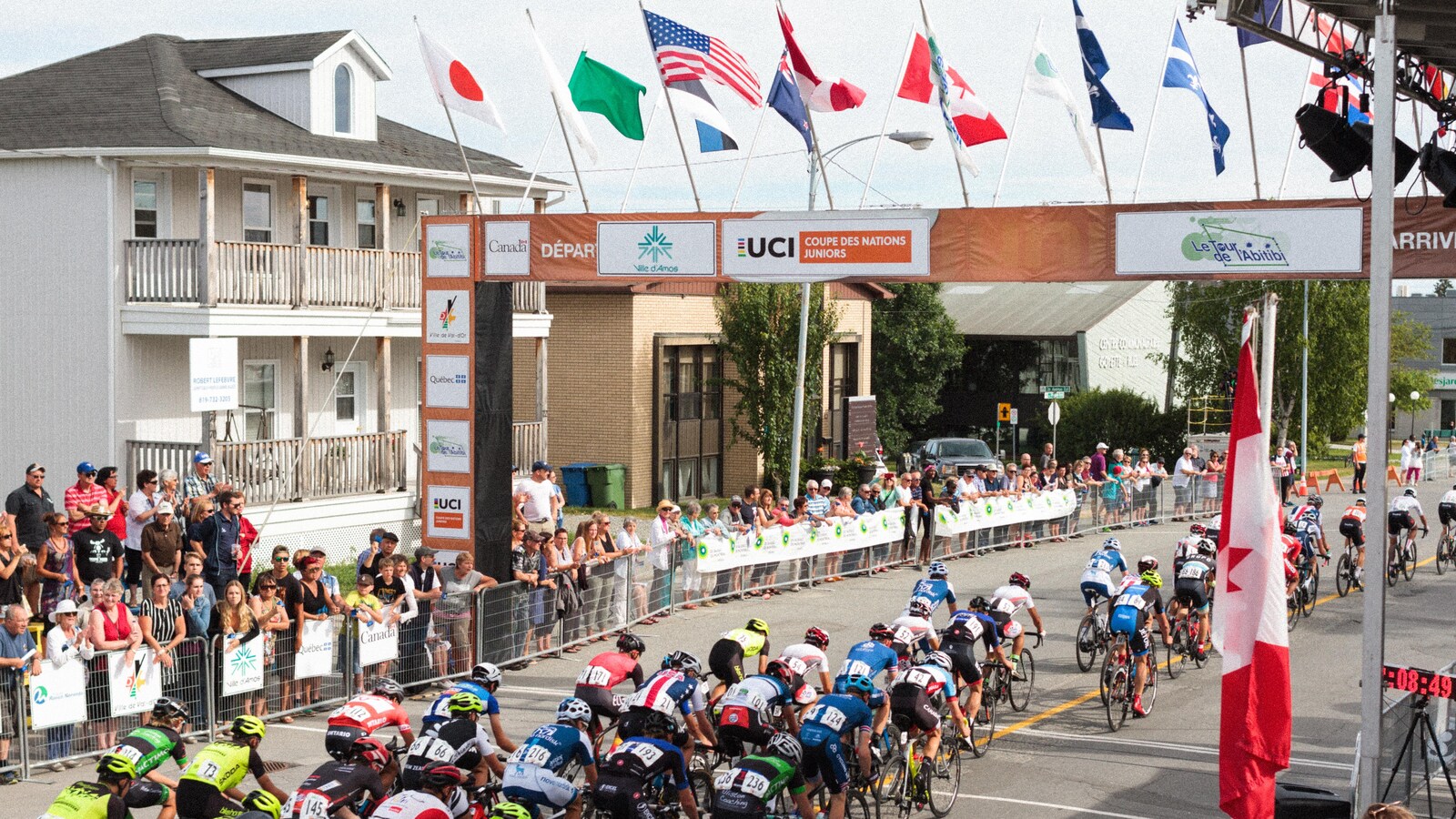 La ligne d'arrivée de la dernière épreuve du 49e Tour de l'Abitibi, à Amos