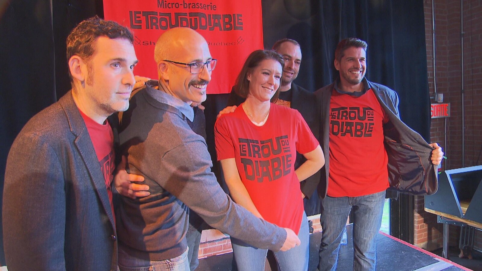 Gens avec des chandails du trou du diable