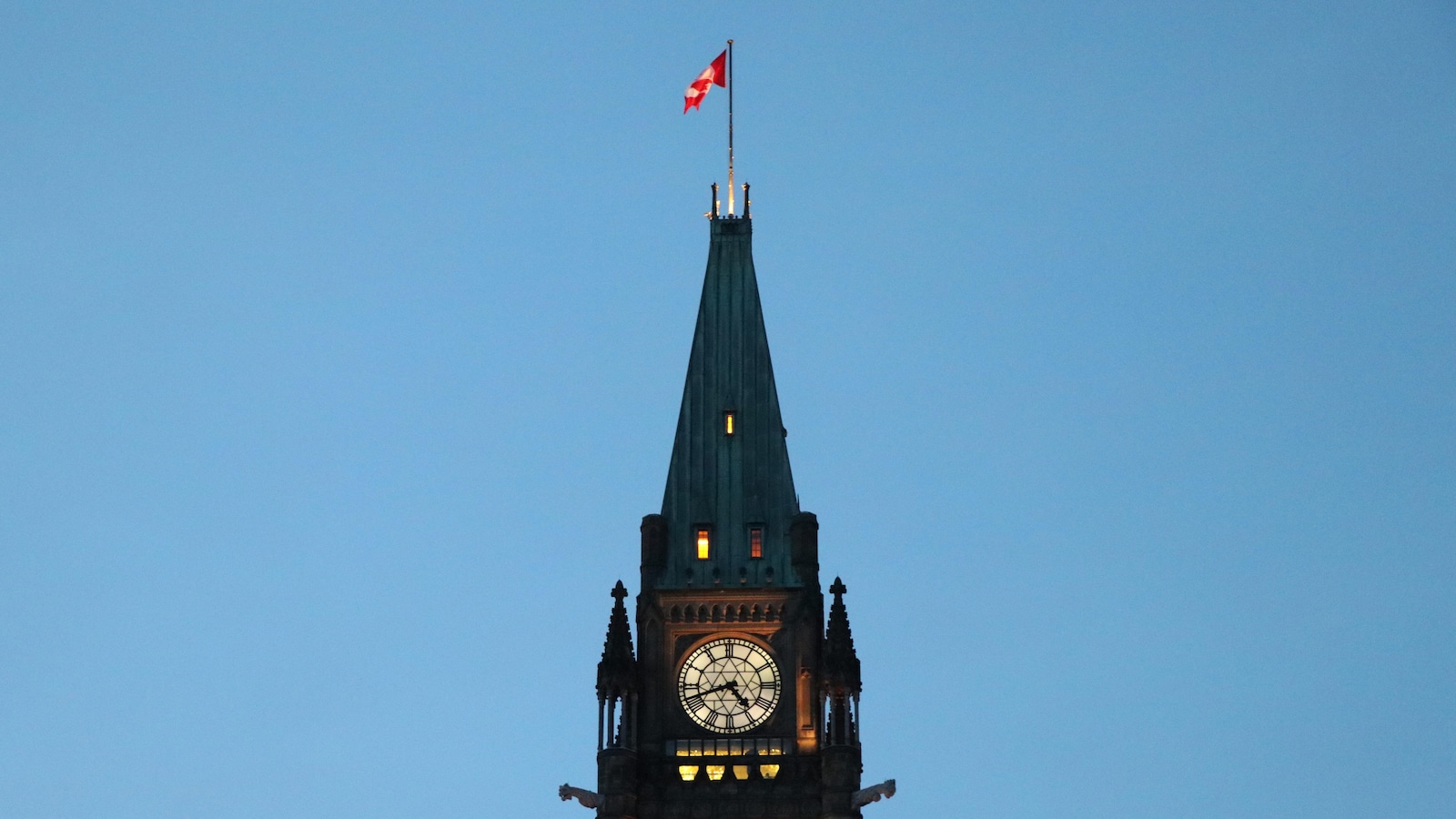 La tour de la Paix du Parlement canadien, à Ottawa, en début de soirée.