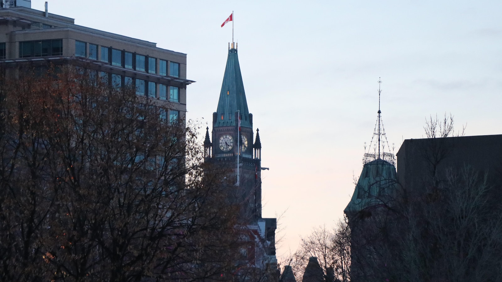 La tour de la Paix vue du parc de la Confédération, à Ottawa, par une soirée d'hiver.