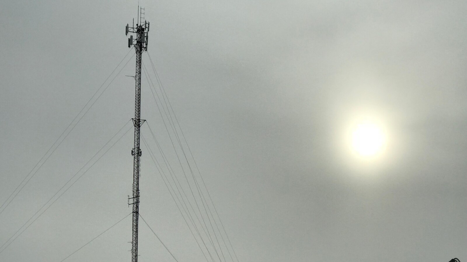 Une tour de télécommunications.