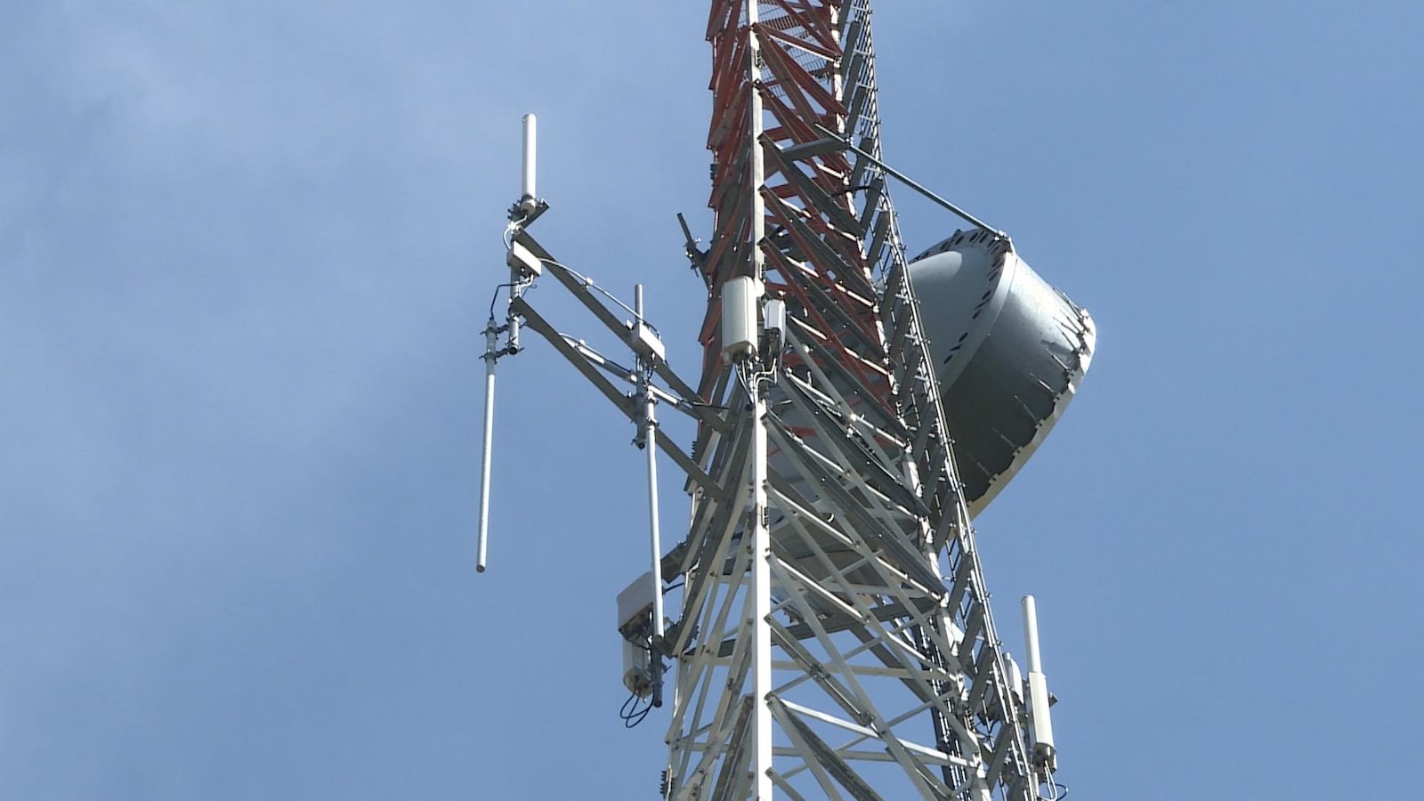Une tour de transmission cellulaire