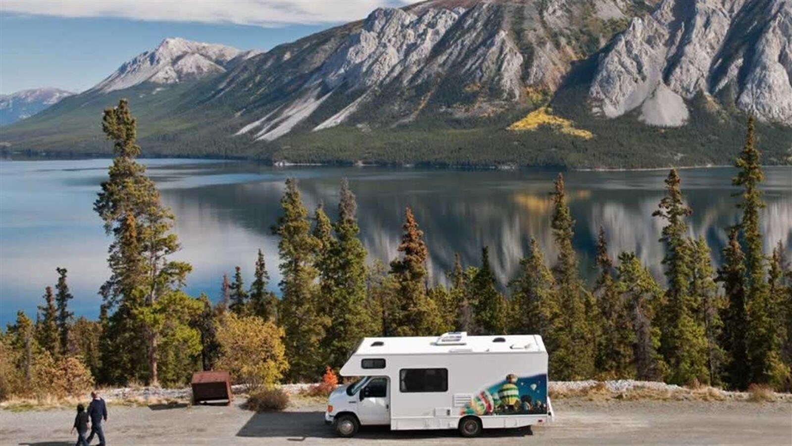 Image promotionnelle présentant un véhicule récréatif devant un paysage.