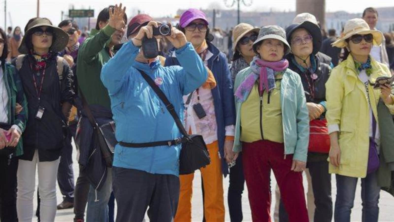 Des touristes chinois prennent des photos.