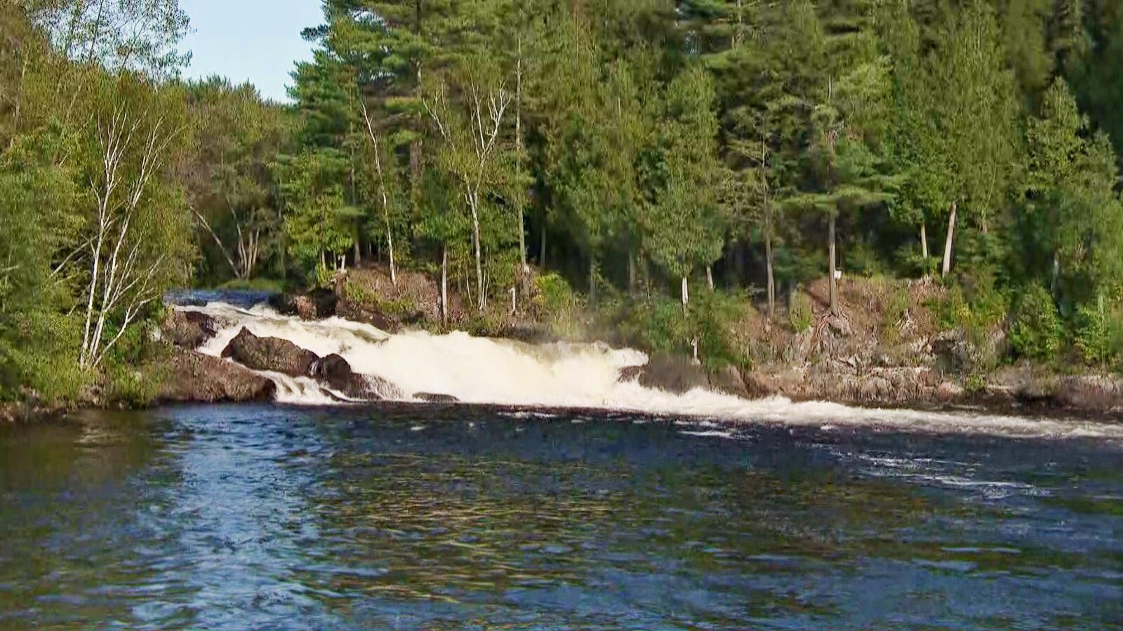 Une rivière avec quelques rapides.