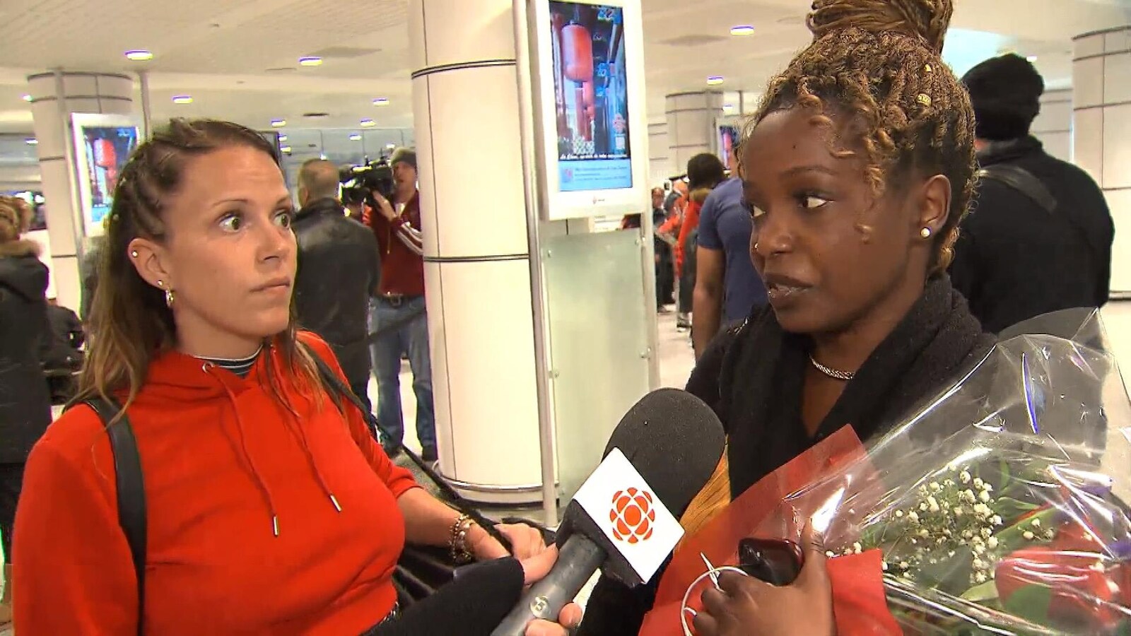 Deux touristes répondent aux questions des journalistes.