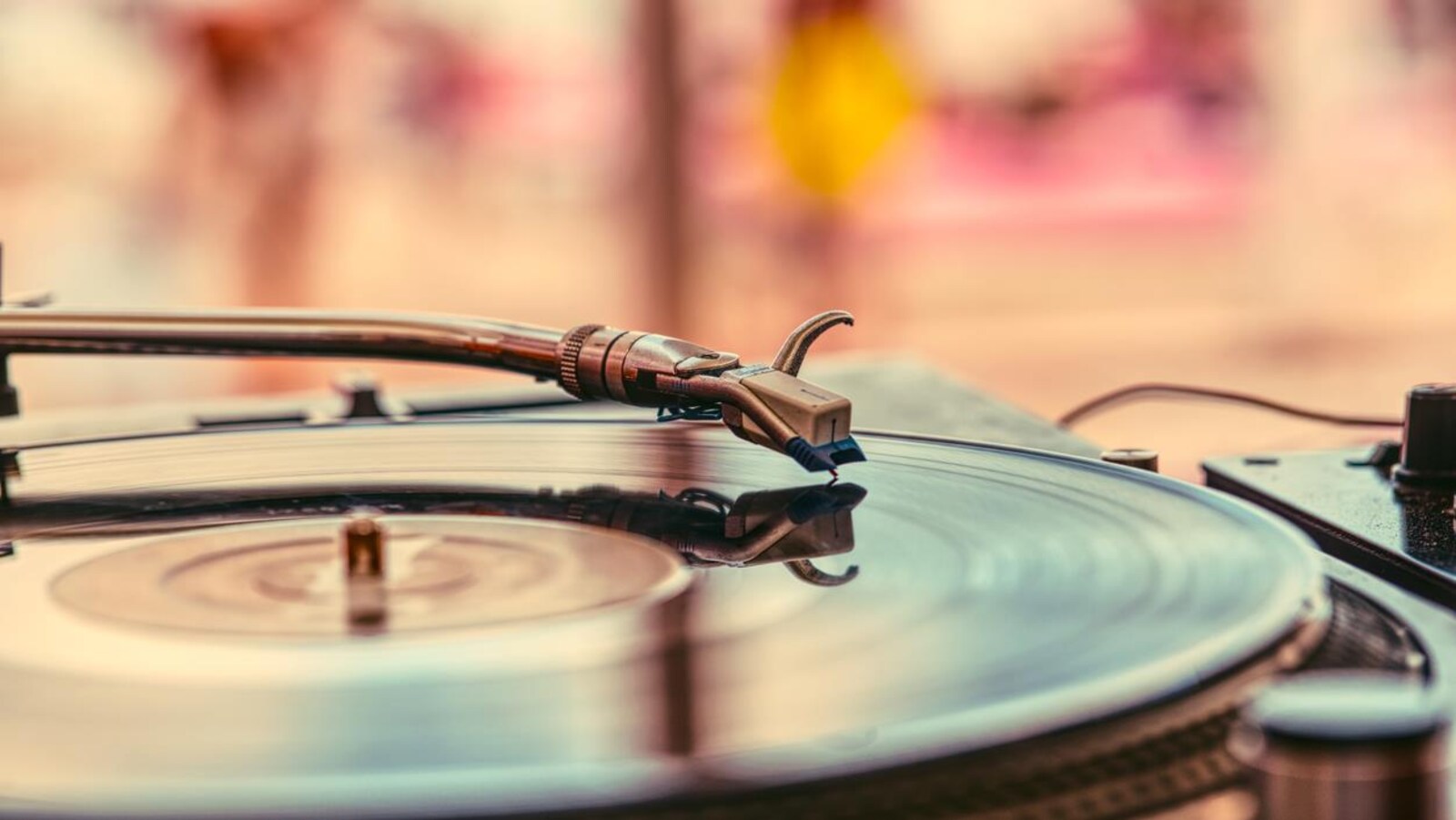 Un vinyle sur un tourne-disque.