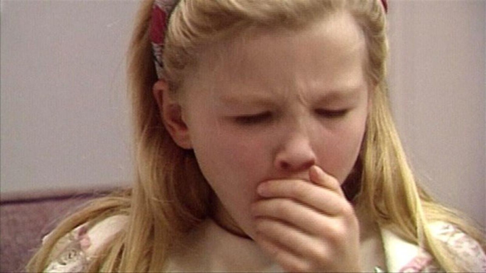 Une petite fille qui tousse.