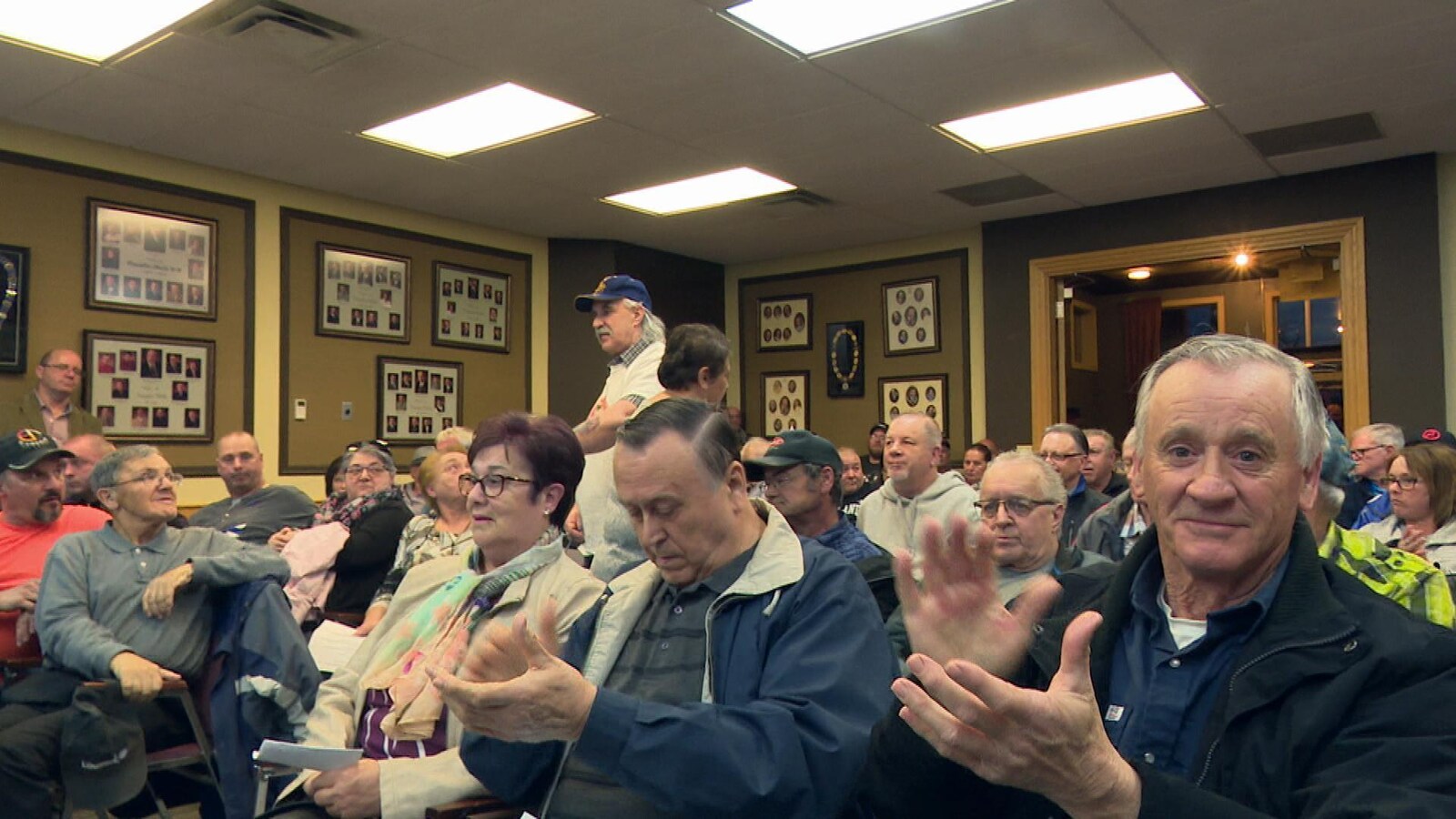 Les réunions du conseil municipal attirent les foules à Tracadie
