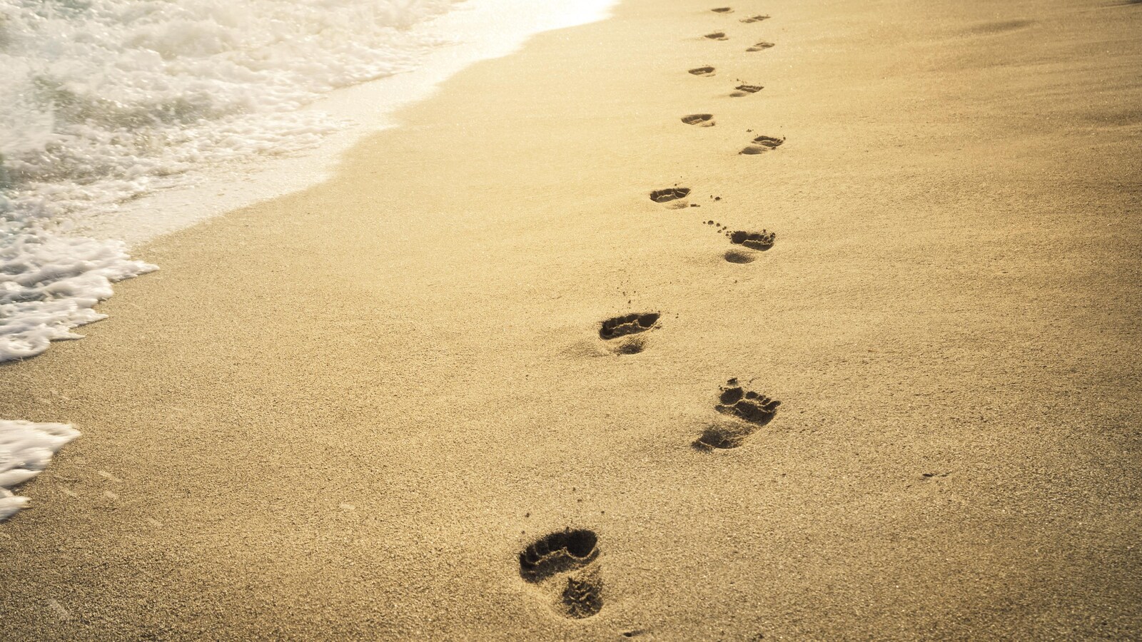 Des traces de pas sur une plage