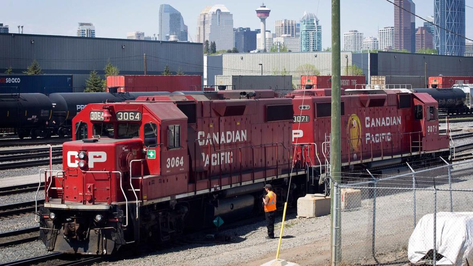 Deux locomotives du Canadien Pacifique avec le centre-ville de Calgary en arrière-plan.
