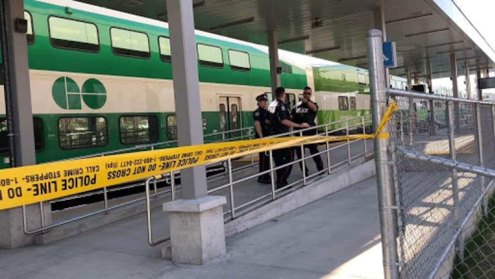 Un train GO et des policiers