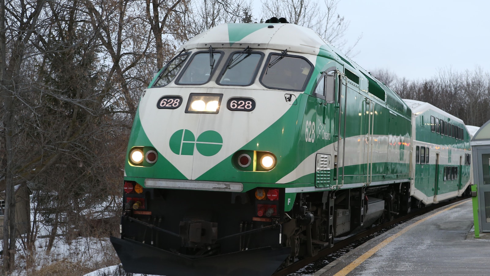 Photo de la locomotive d'un train de banlieue GO