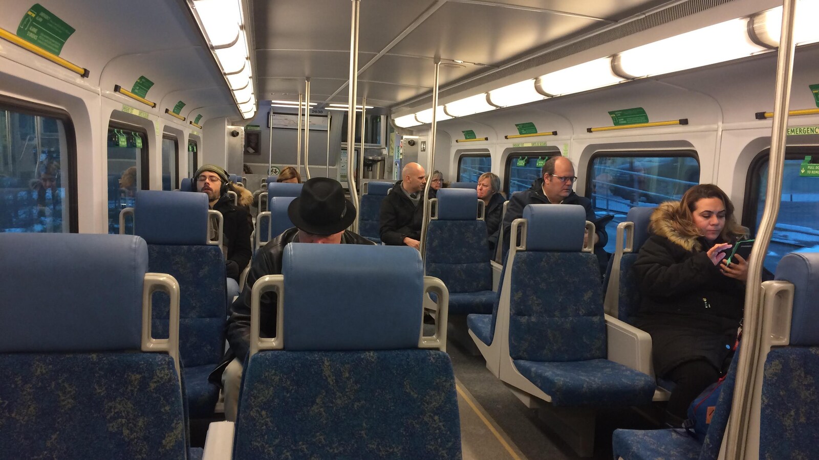 Photo d'usagers à bord d'un train GO