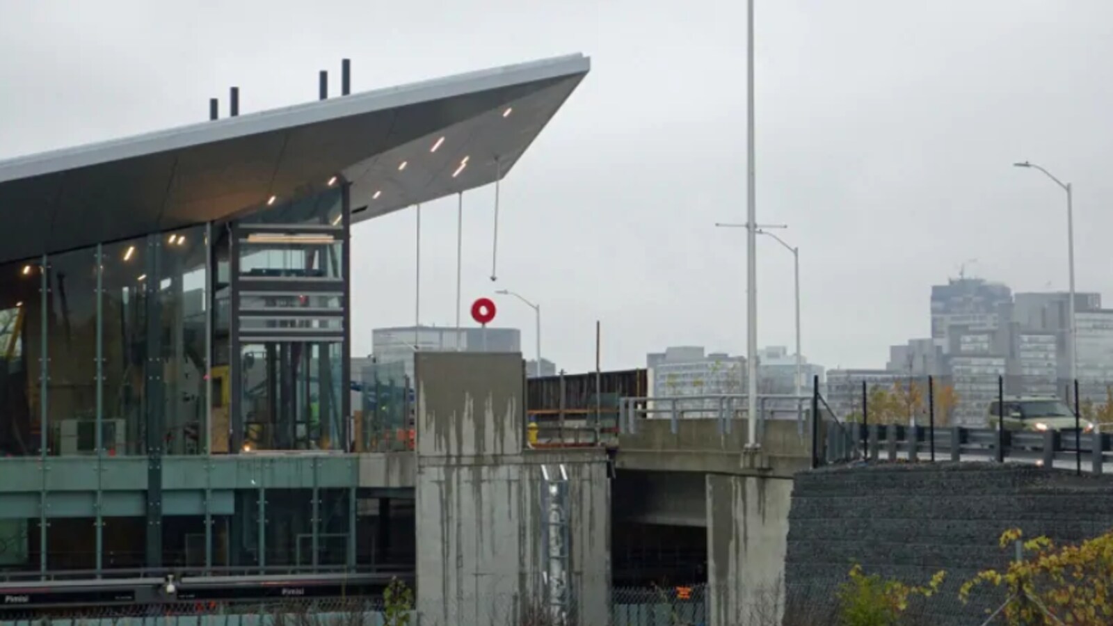 Une station du train léger à Ottawa, vue de l'extérieur.