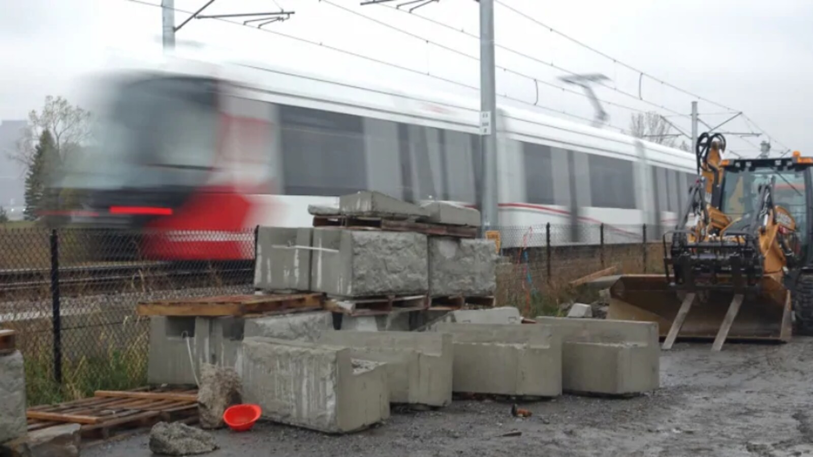 Un train sur une ligne ferroviaire.