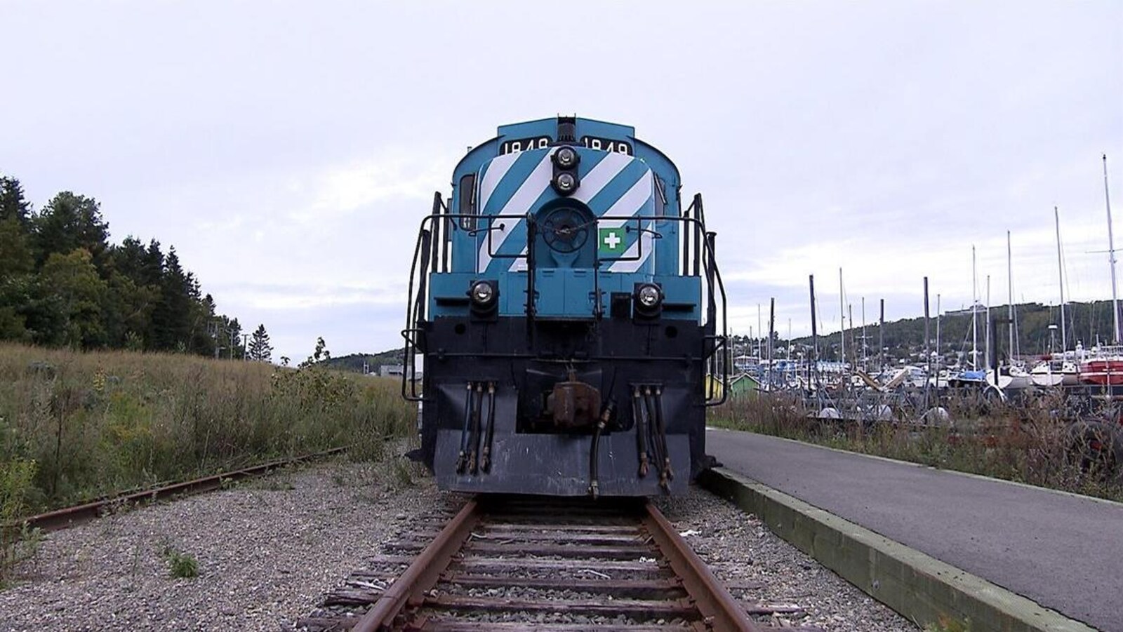 Vue avant d'une locomotive sur les rails
