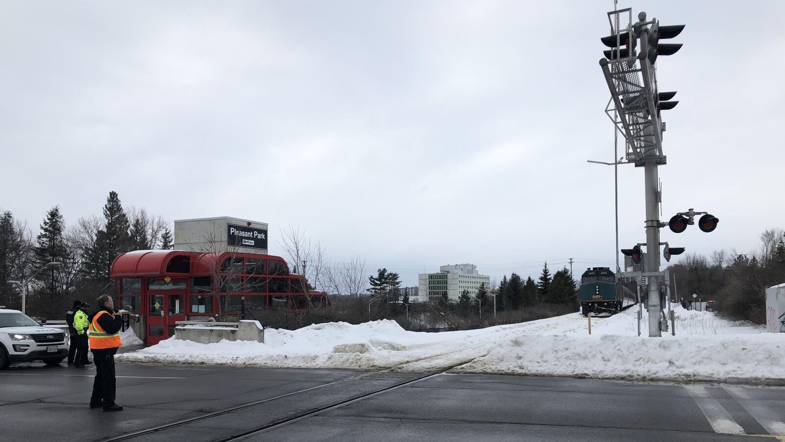 Une voie de chemin de fer et un train Via Rail.