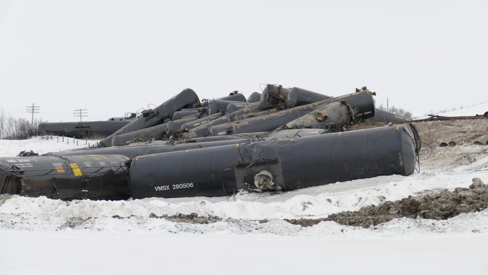 Des wagons de pétrole couchés au sol après avoir déraillé.