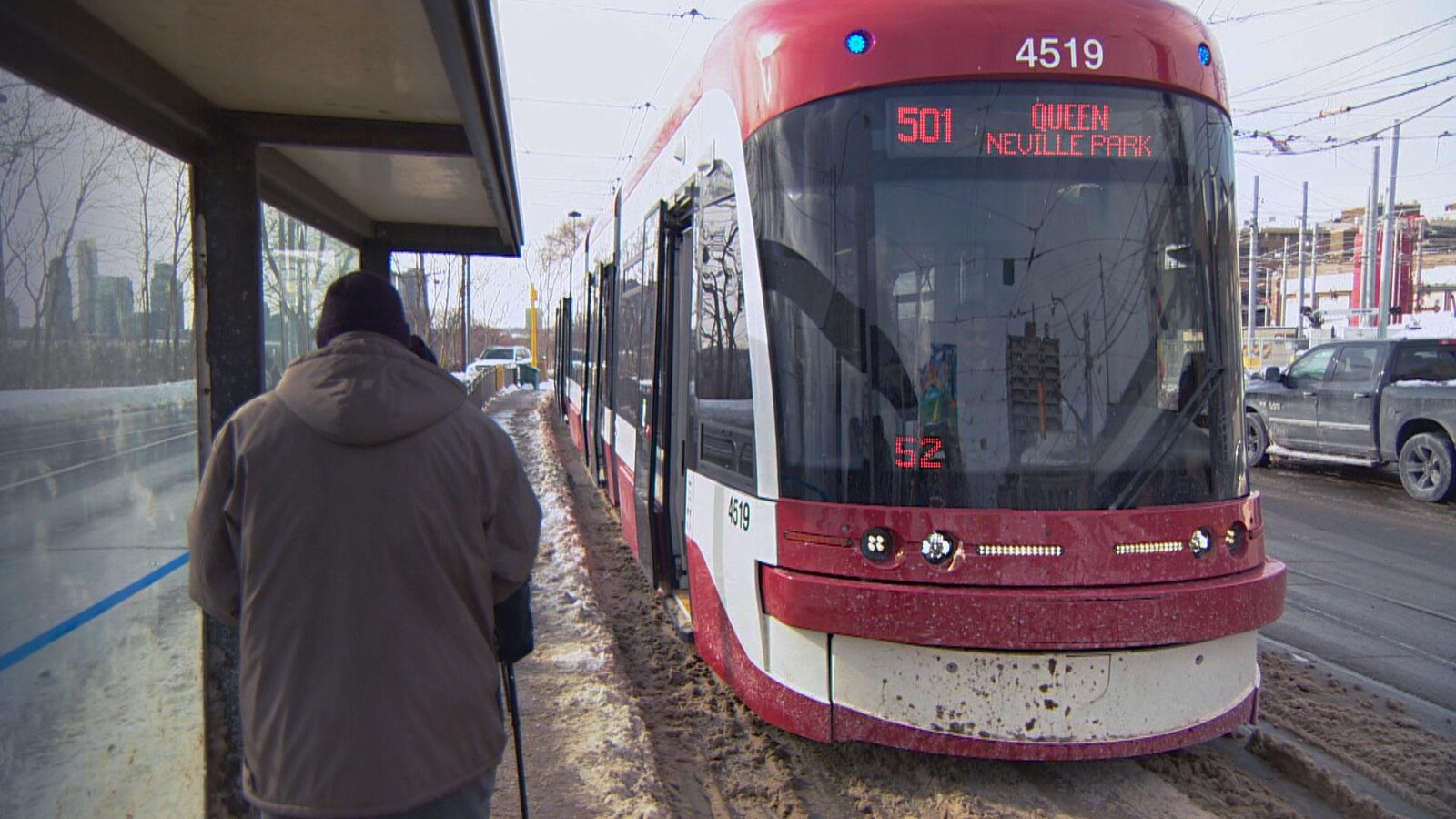 Des passagers attendent le tramway à Toronto