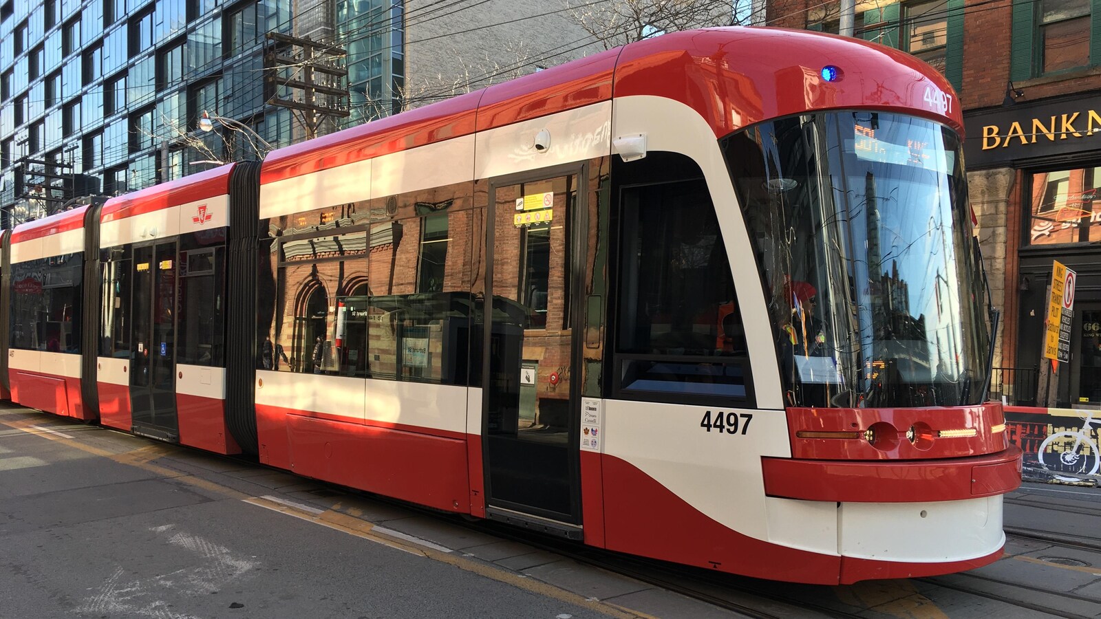 Photo d'un tramway rouge et blanc dans la rue