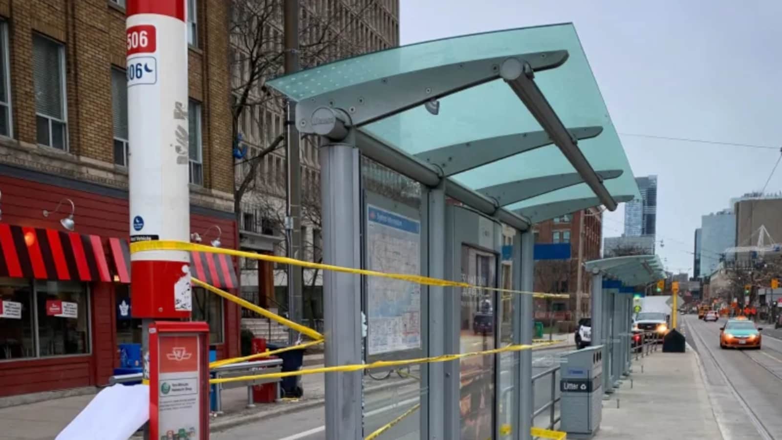 Photo d'une banderole de police jaune entourant un abribus à un arrêt de tramway