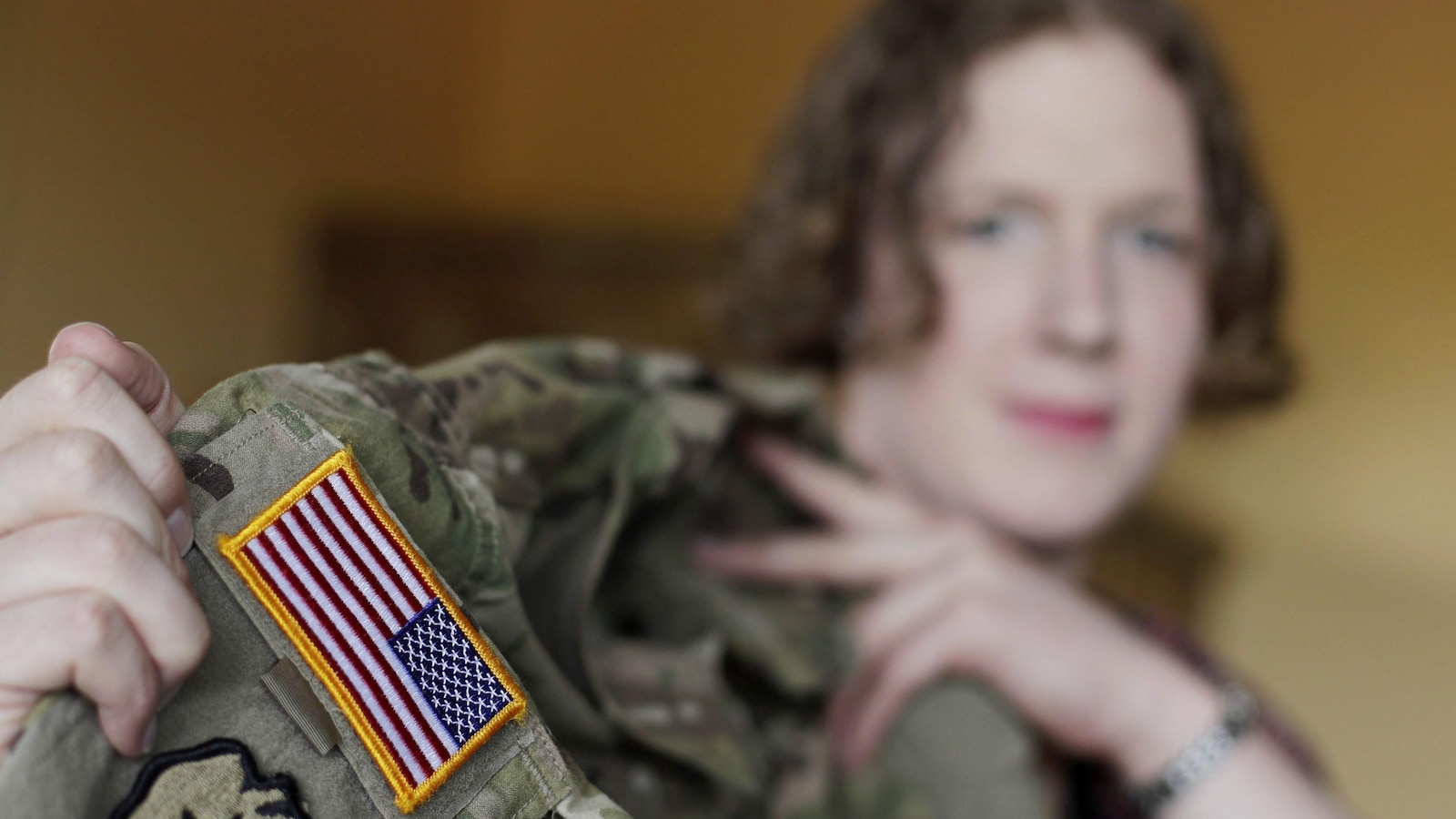 La capitaine transgenre Jennifer Sims, de l'armée américaine, pose avec son uniforme.