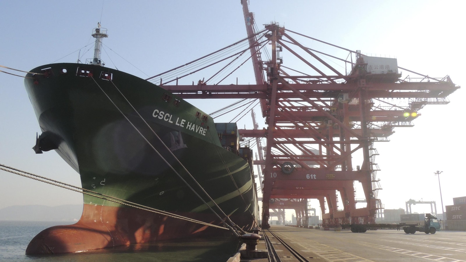 Un navire à quai dans un port.