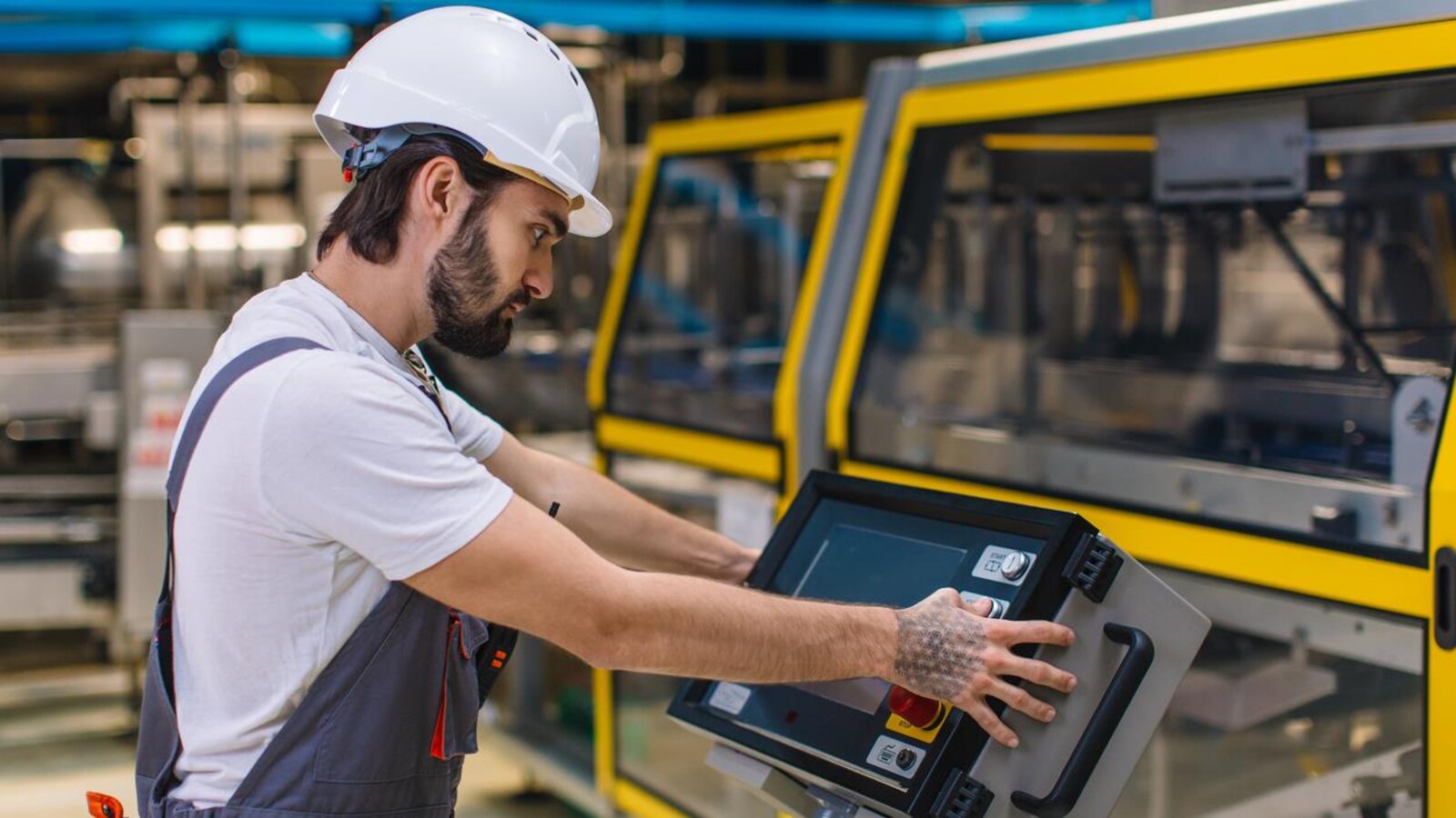 Un employé d'usine.