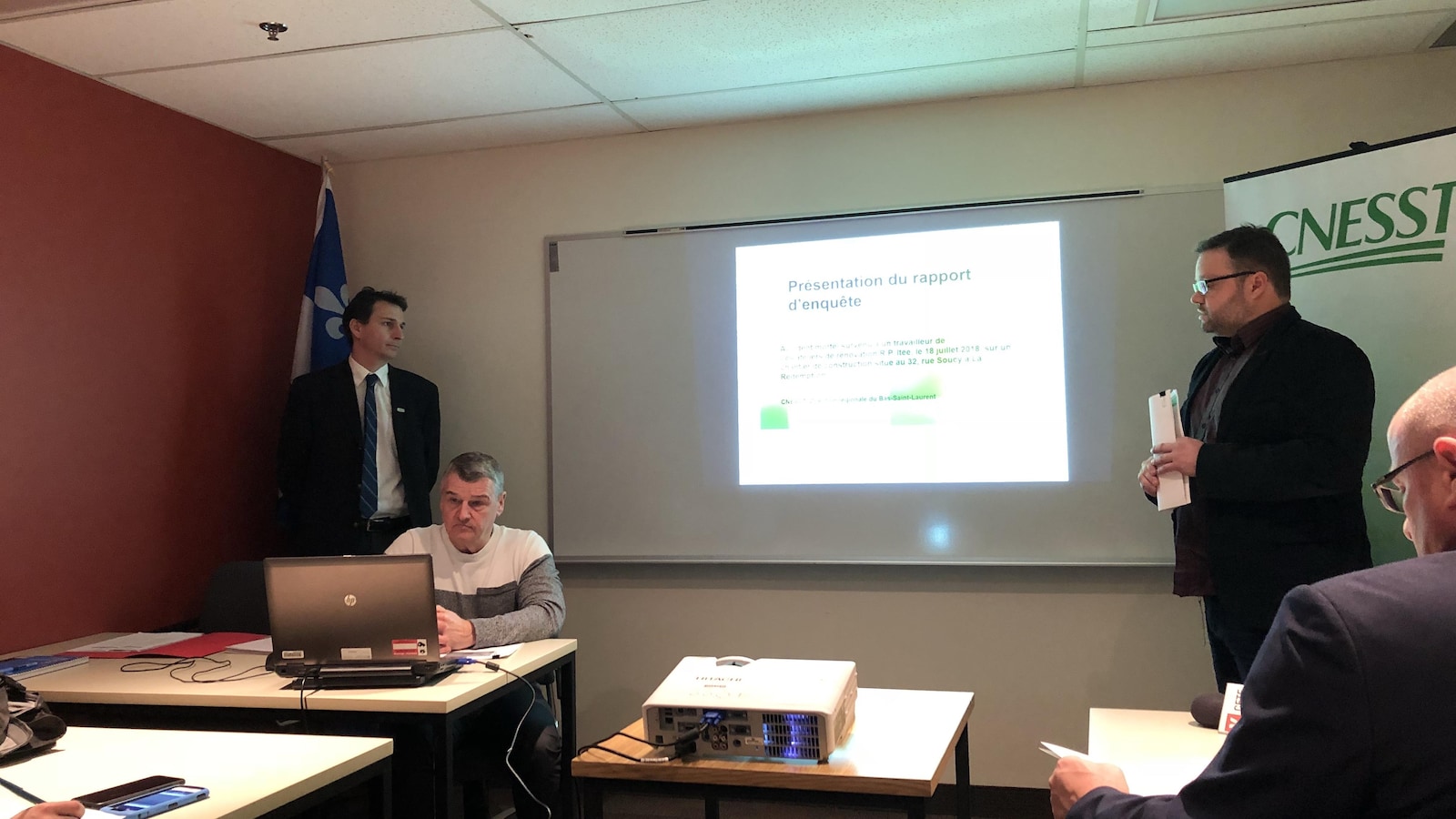 Les trois membres de la CNESST Bas-Saint-Laurent présentent devant les médias leur rapport d'enquête.