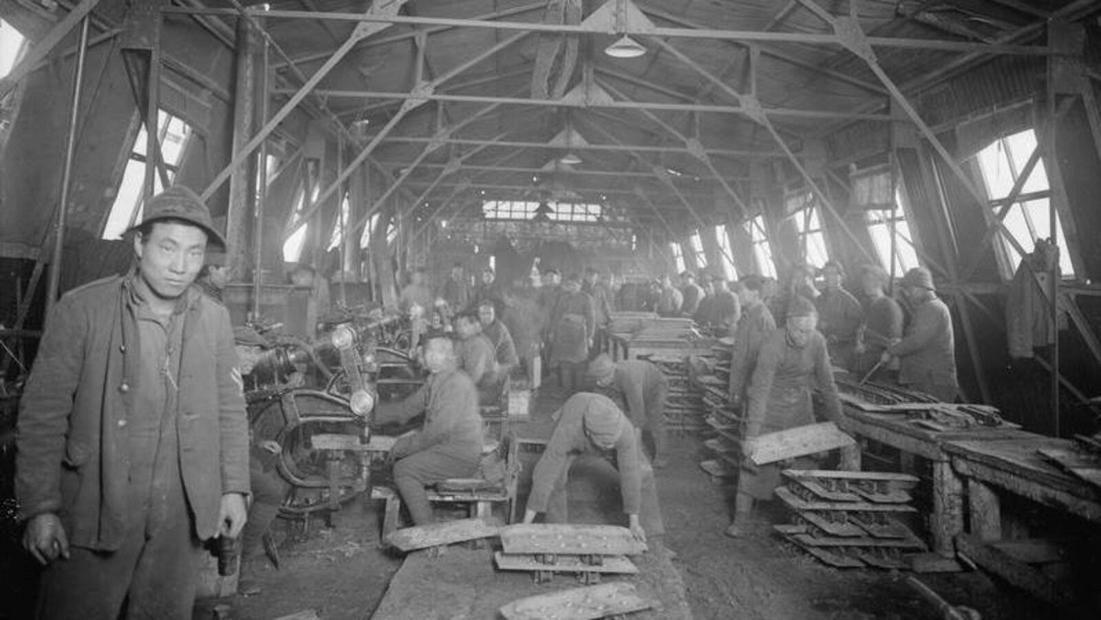 Ouvriers de la 51e Chinese Labour Company, dans un atelier du Corps de blindés. Teneur (village dans le Pas-de-Calais en France), printemps 1918.