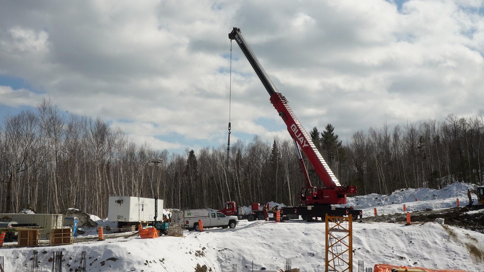 Une grue sur le chantier de construction du Club Med au Massif de Charlevoix