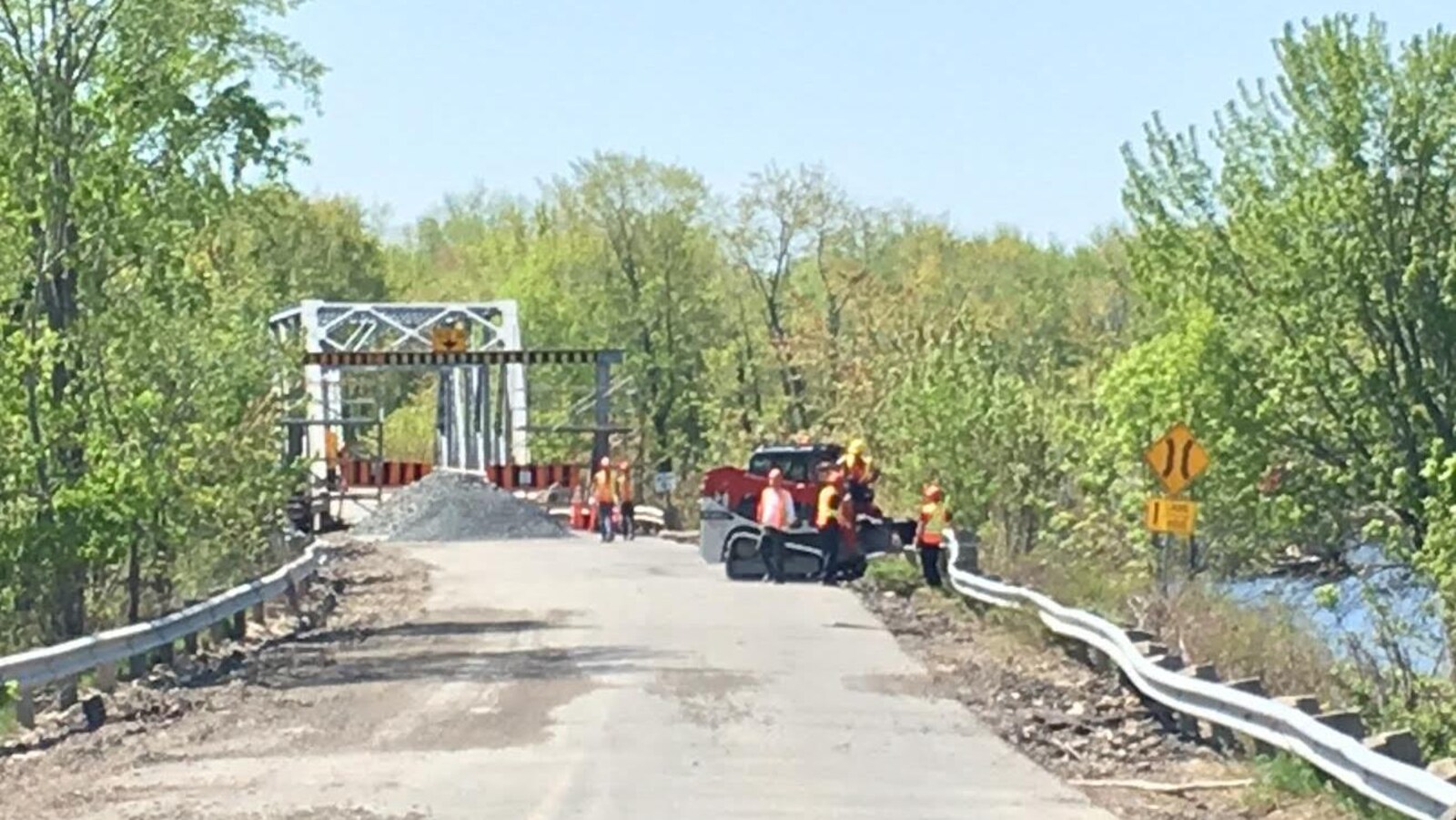 Des travaux sont en cours pour remettre en place le pont de Lakeville Corner, déplacé par la crue des eaux.
