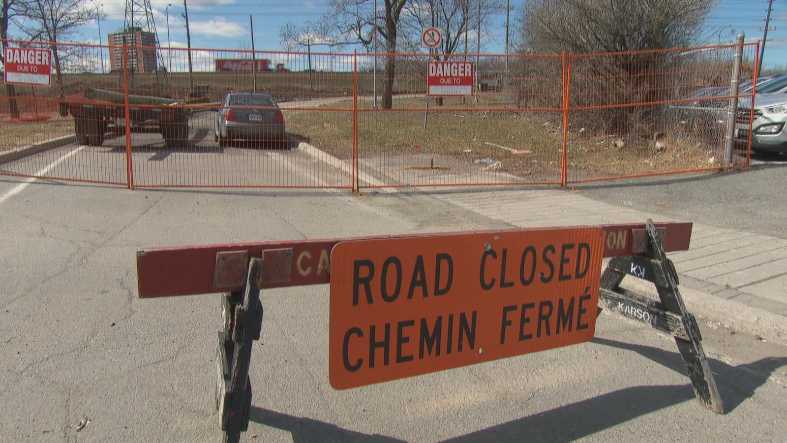 Une affiche indique qu'un chemin est fermé.