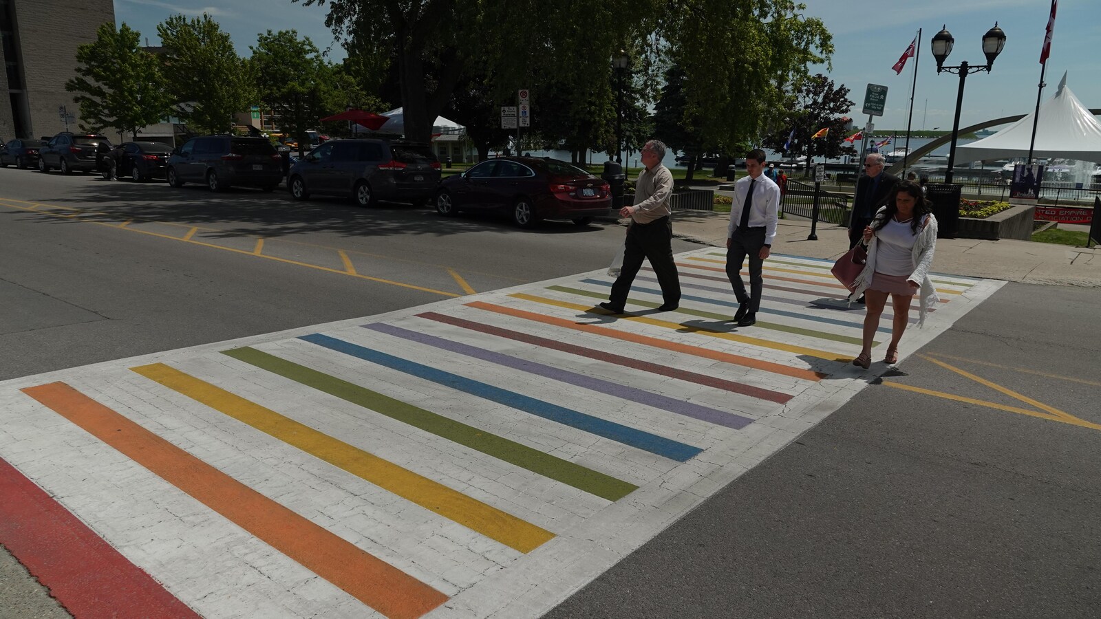 Les lignes sur la chaussée ont été peintes aux couleurs de l'arc-en-ciel.