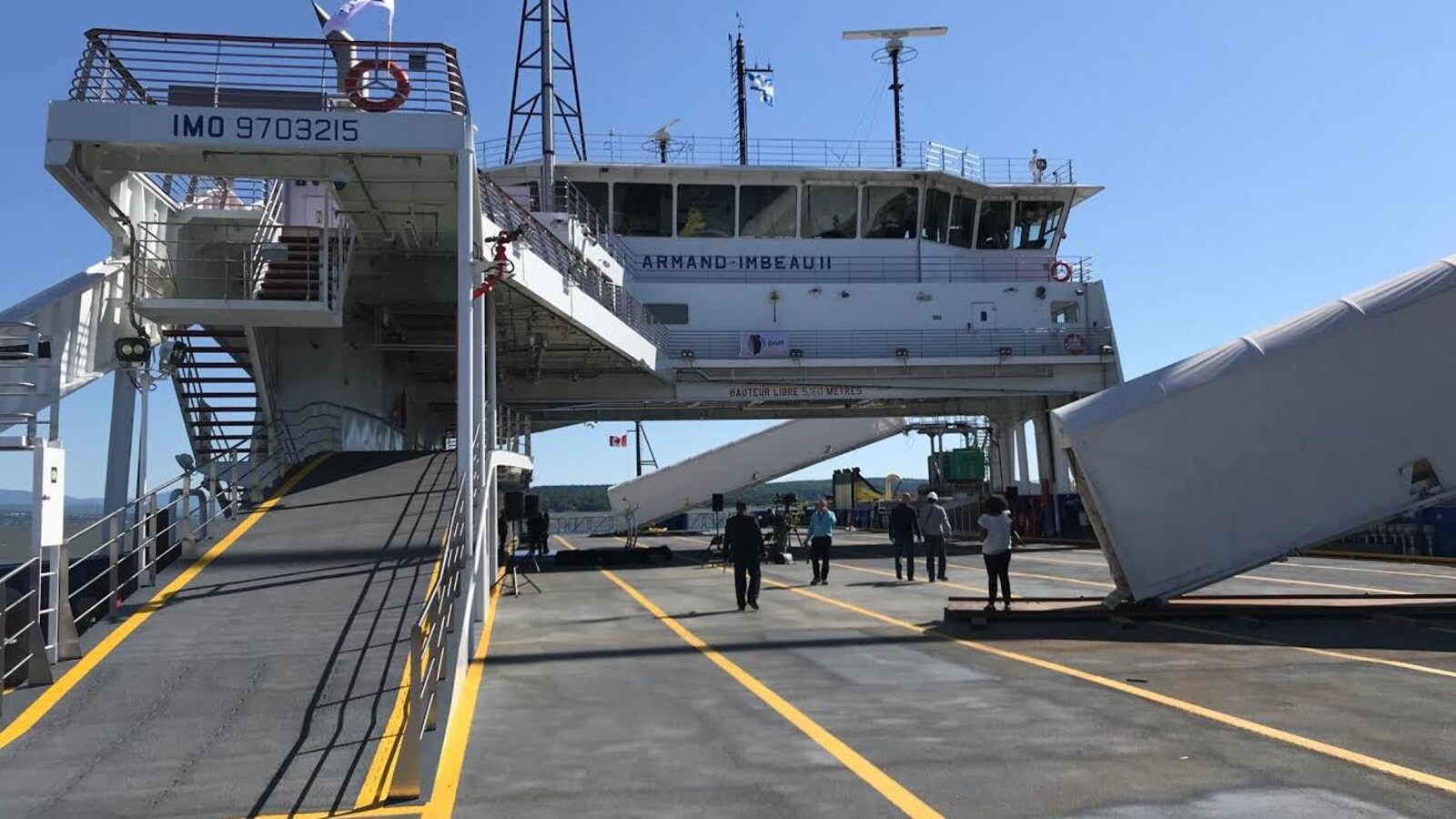 Photo du NM Armand Imbeau II prise sur le pont servant à accueillir les voitures. On aperçoit la passerelle et une rampe d’accès pour les piétons.