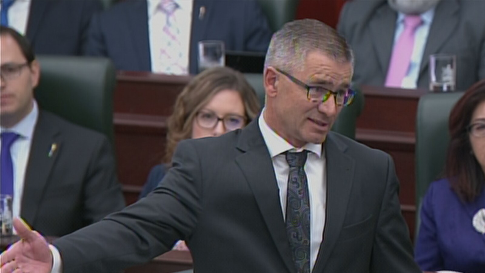 Travis Toews parle à l'Assemblée législative.