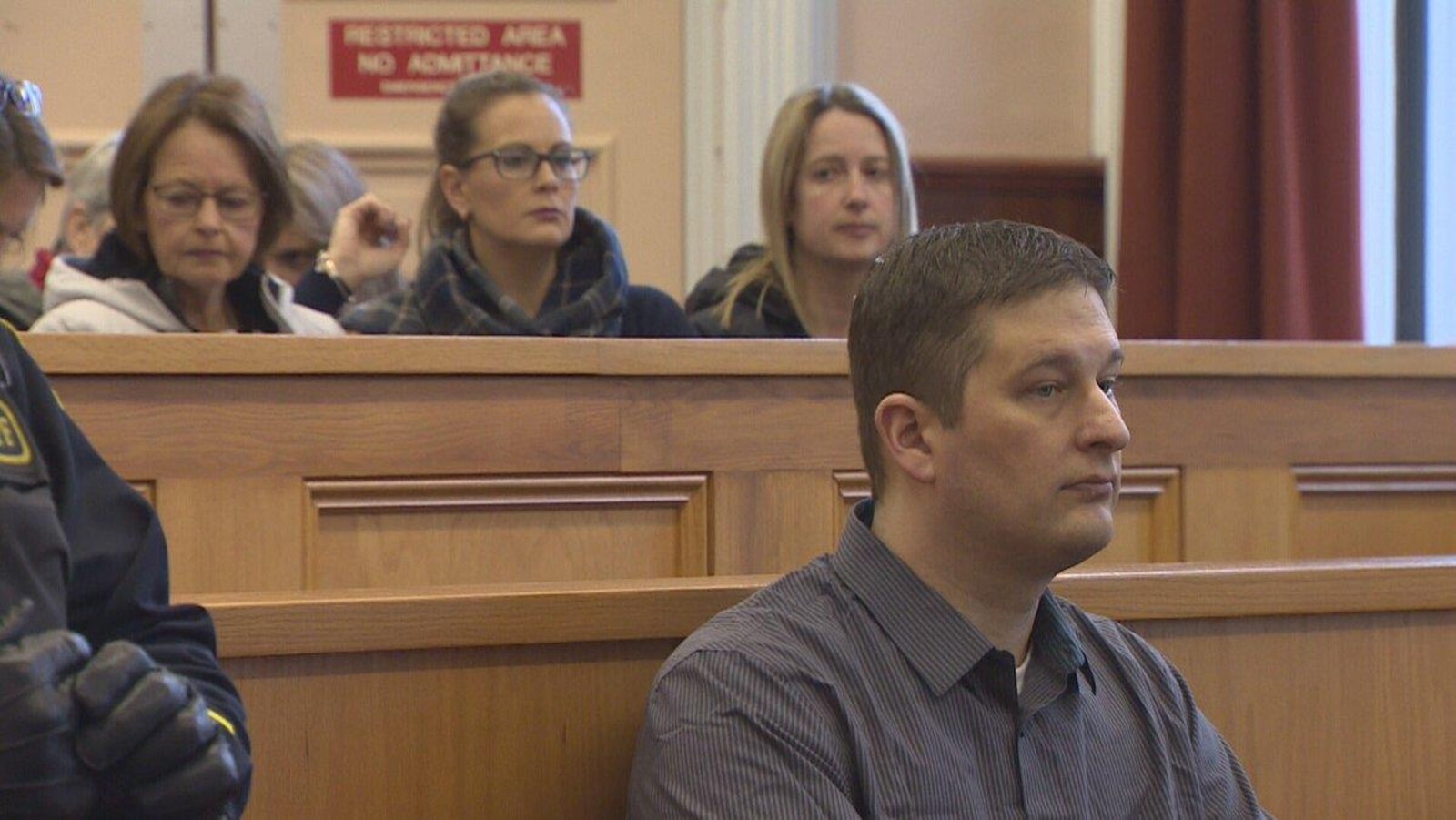 Trent Butt dans le box des accusés à son procès.